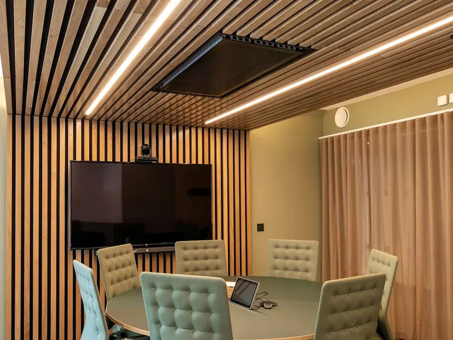 Éclairage LED intégré dans une salle professionnelle