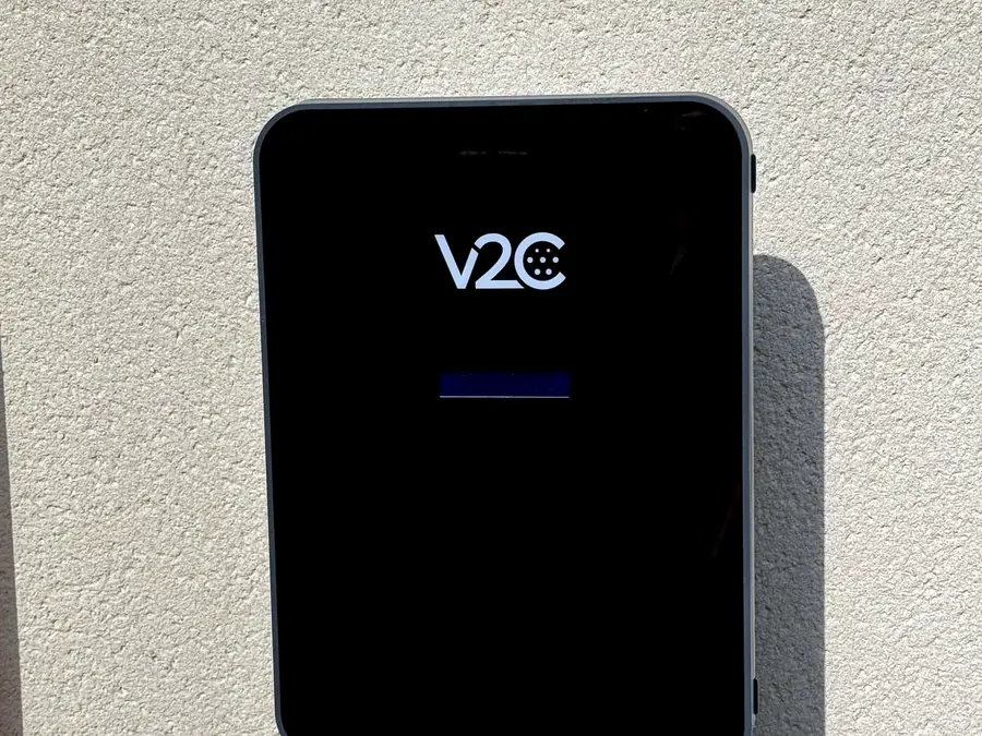 Borne de recharge V2C installée sur façade