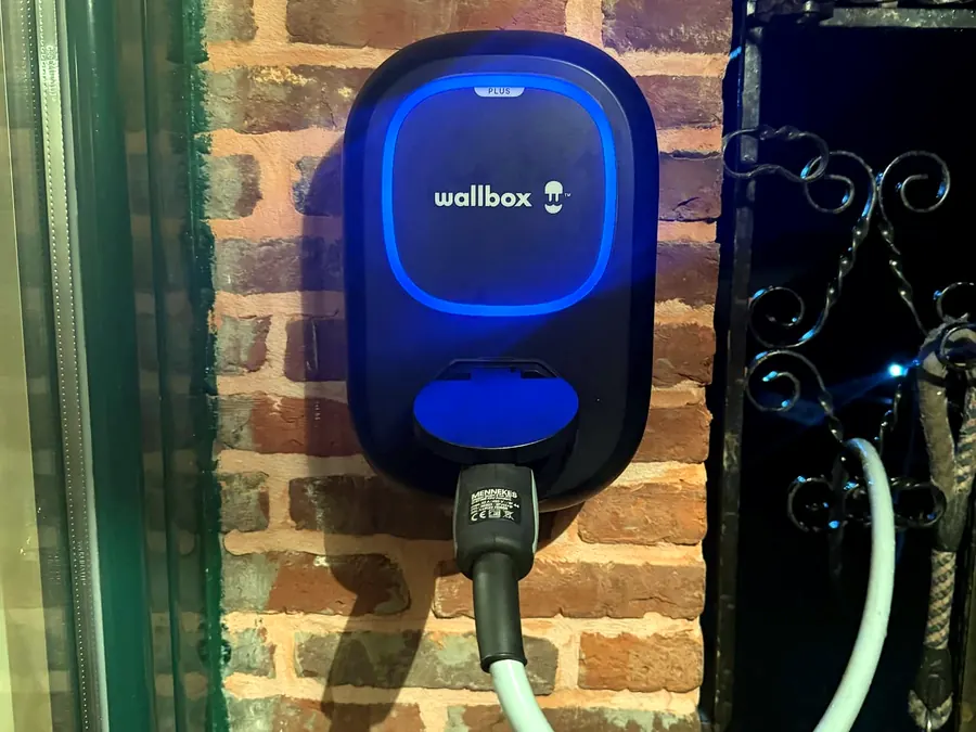Wallbox installée sur un mur en briques
