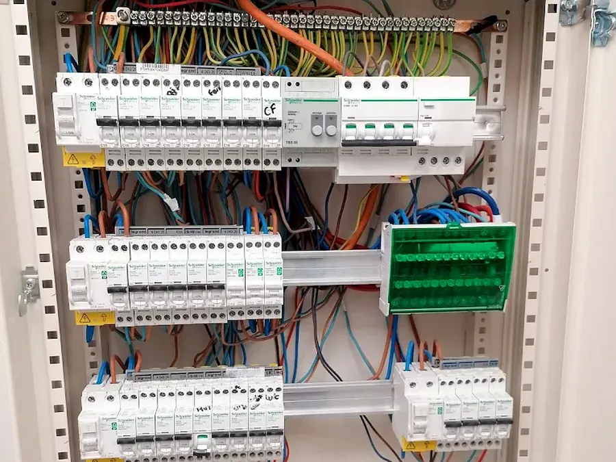 Tableau électrique avec protections et câblage